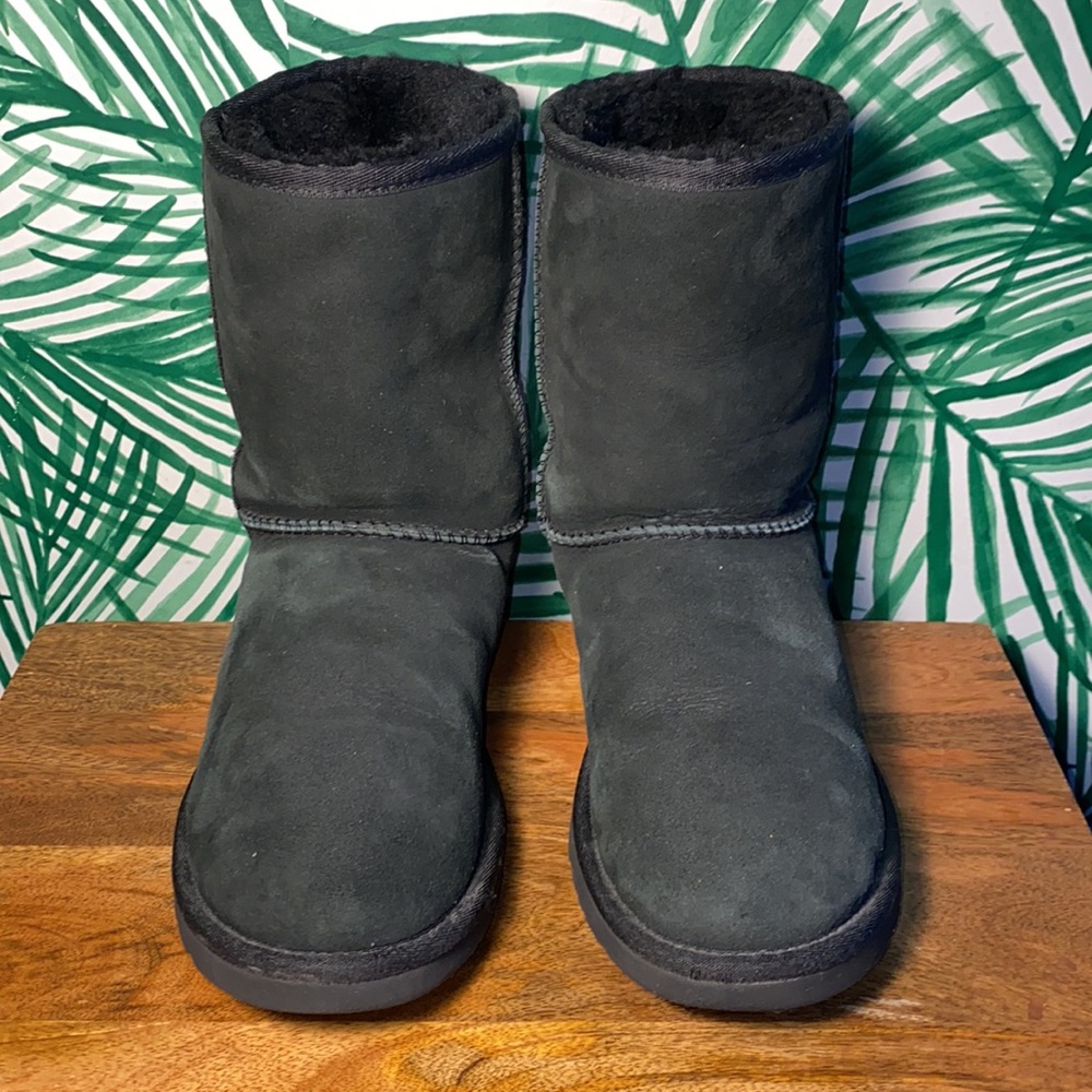 UGG 5825 Black Classic Short Sheepskin Boots Women’s 7 - Picture 2 of 10